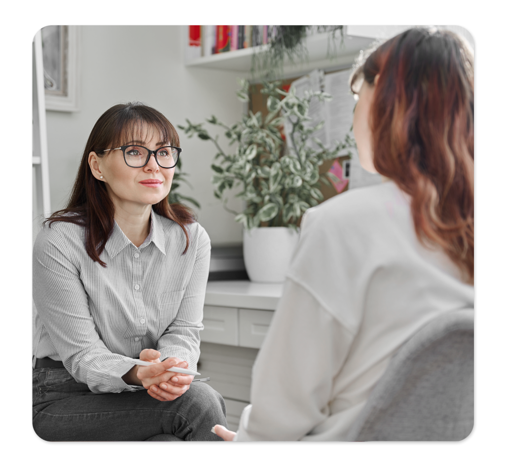 Psicóloga em Brasília atendendo paciente mulher. No Inpa - Instituto de Psicologia Aplicada.