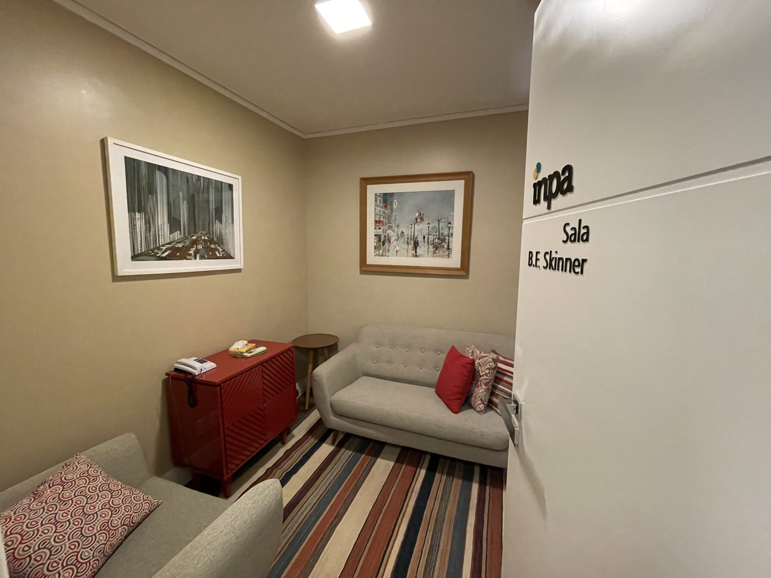 Um dos consultórios de Psicologia para sublocação do Inpa. Sala Skinner.