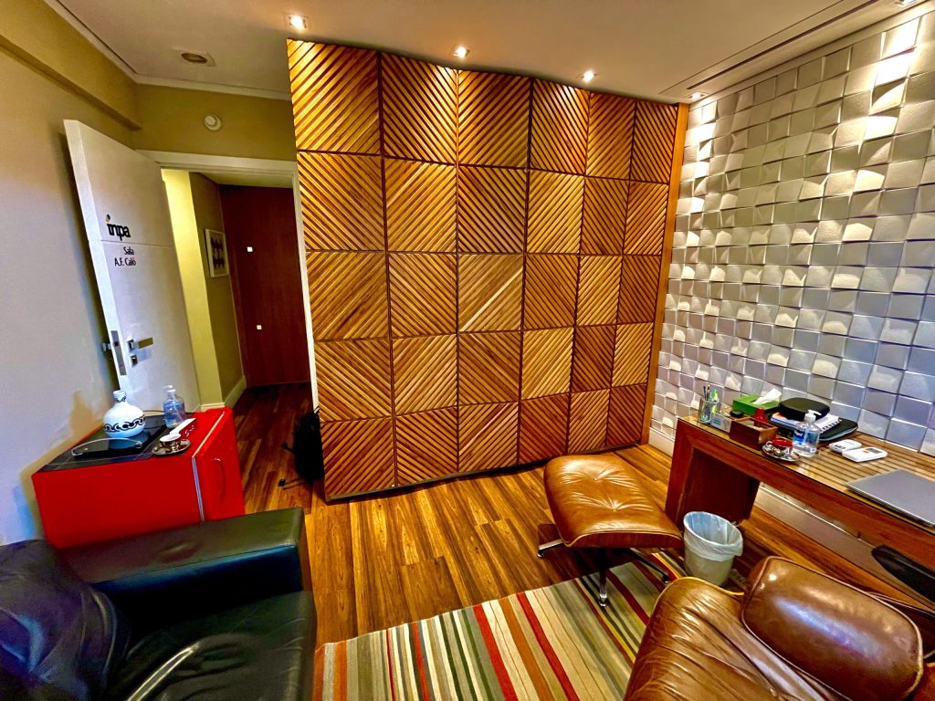 Vista interna do consultório A. F. Caló, no Inpa - Instituto de Psicologia Aplicada. O Inpa subloca consultórios para psicólogos em Brasília.