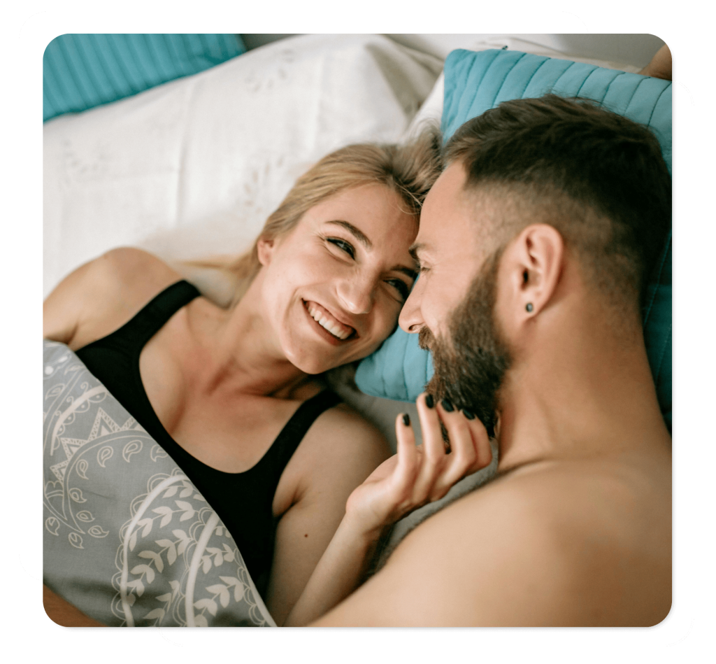Casal deitado em um momento de carinho e intimidade após alta da terapia sexual com psicólogo em Brasília-DF.