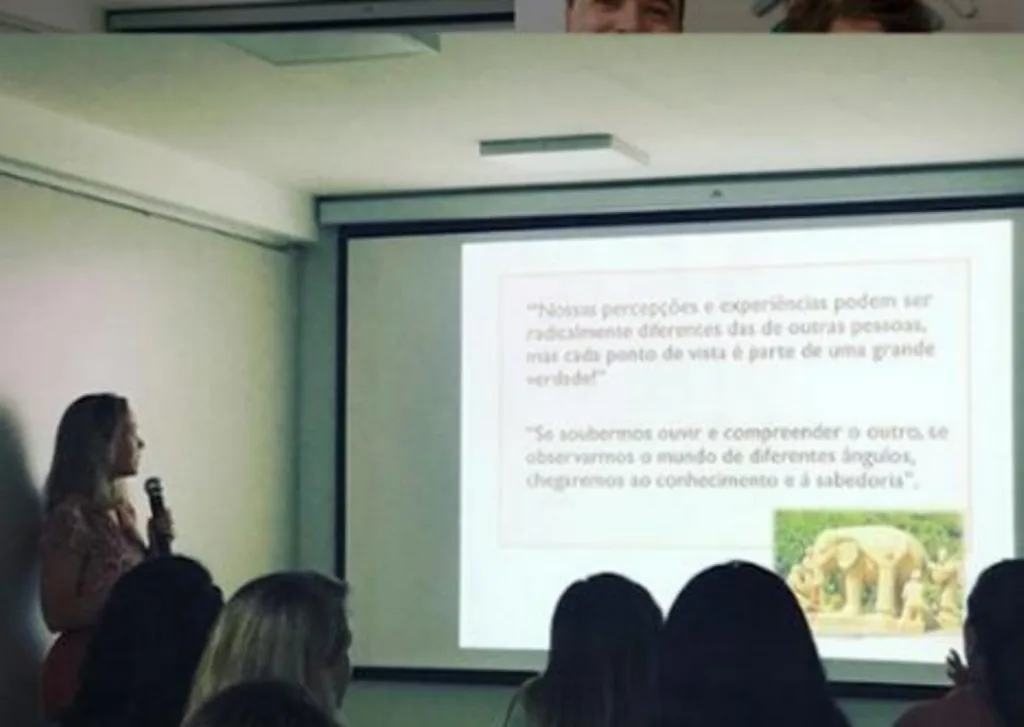 Plateia assistindo apresentação no curso de sexualidade