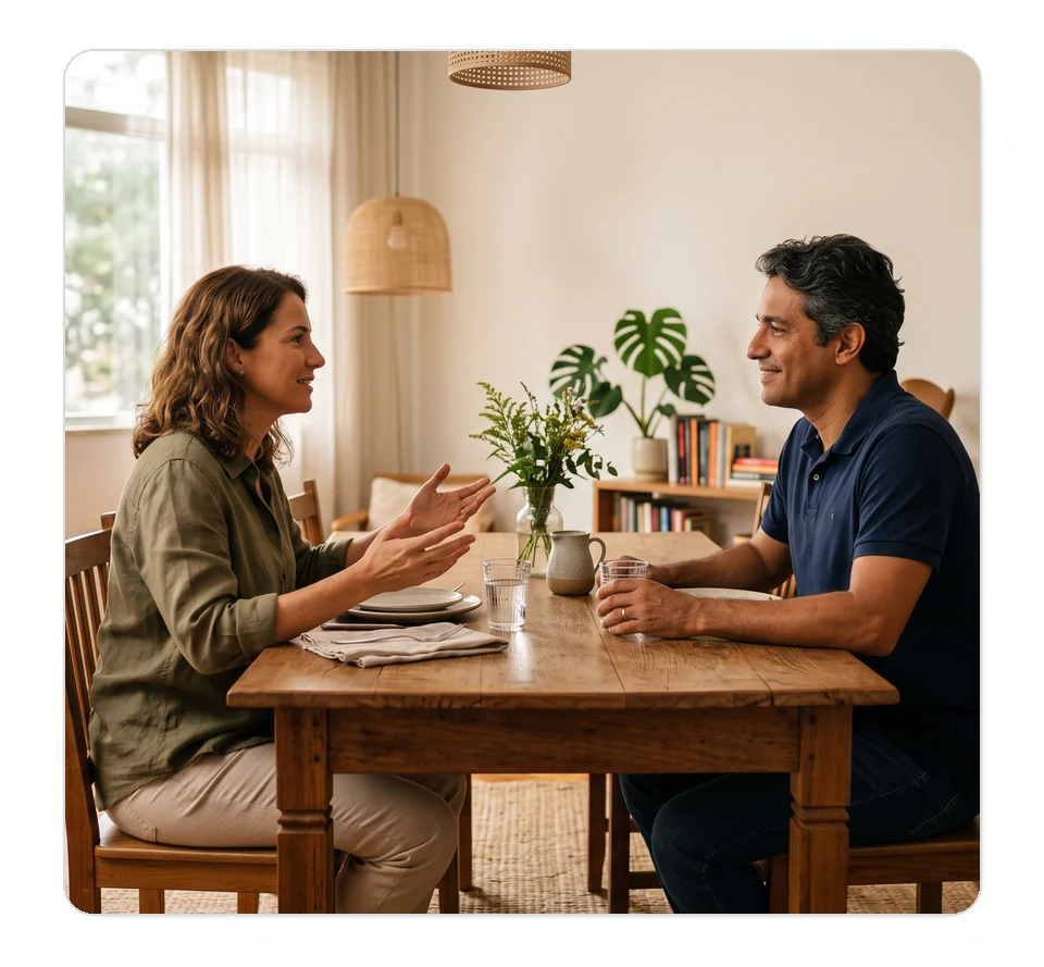 Casal conversando com serenidade à mesa — diálogo sem briga construído na terapia de casal em Brasília